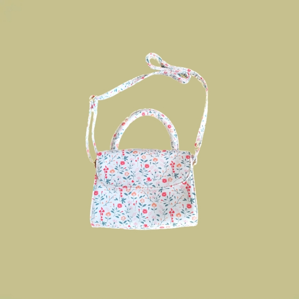Girls' NWT Art Class White Floral Handbag | Shoulder Strap Mini Purse